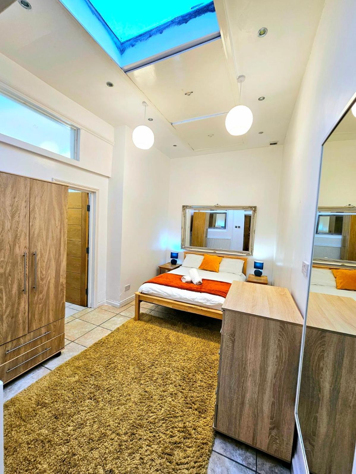 4 Bedroom, 3 Bathroom Private House In London, 3 Minutes Walk To Edgware Road Station Сasa de vacaciones