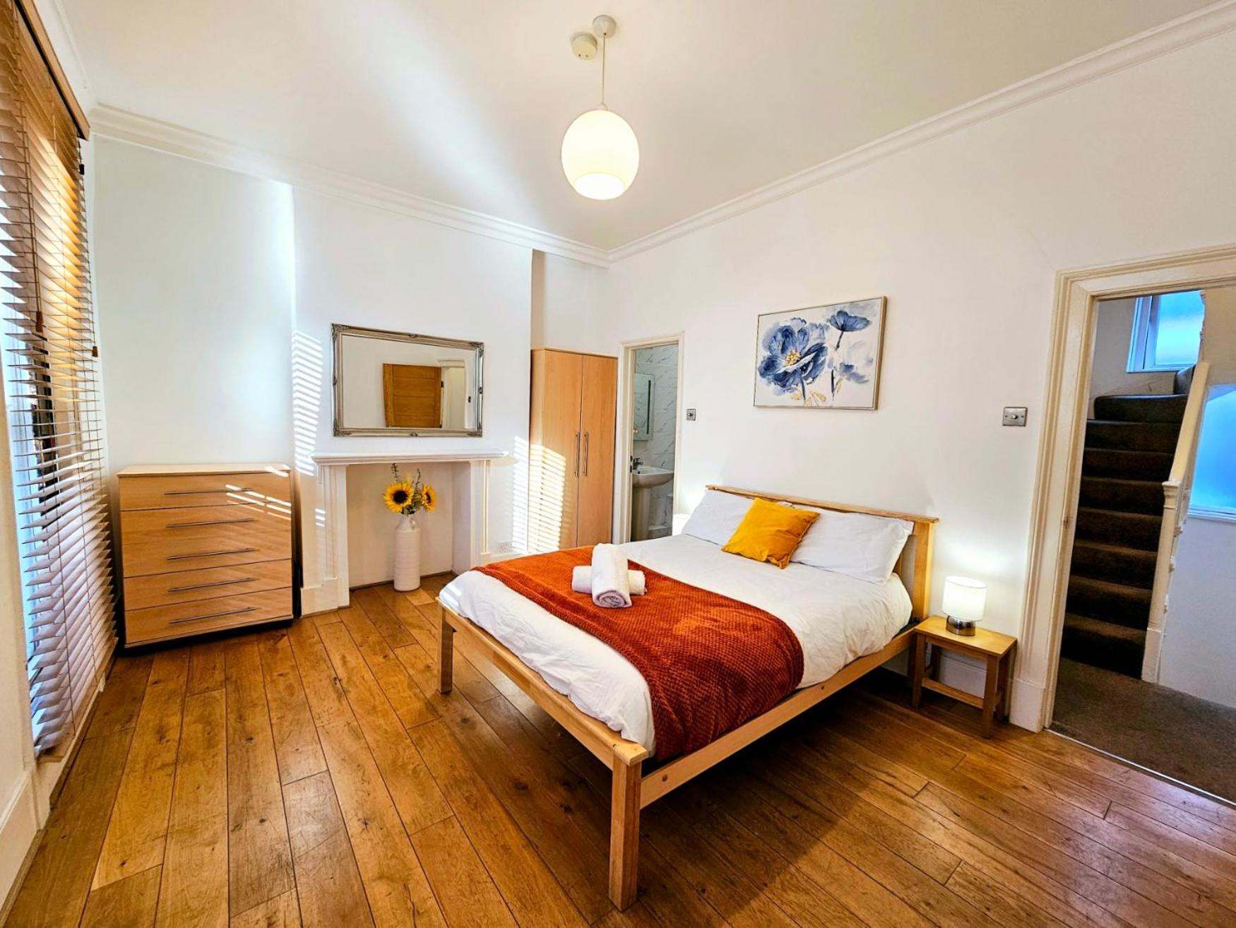 4 Bedroom, 3 Bathroom Private House In London, 3 Minutes Walk To Edgware Road Station Сasa de vacaciones *
