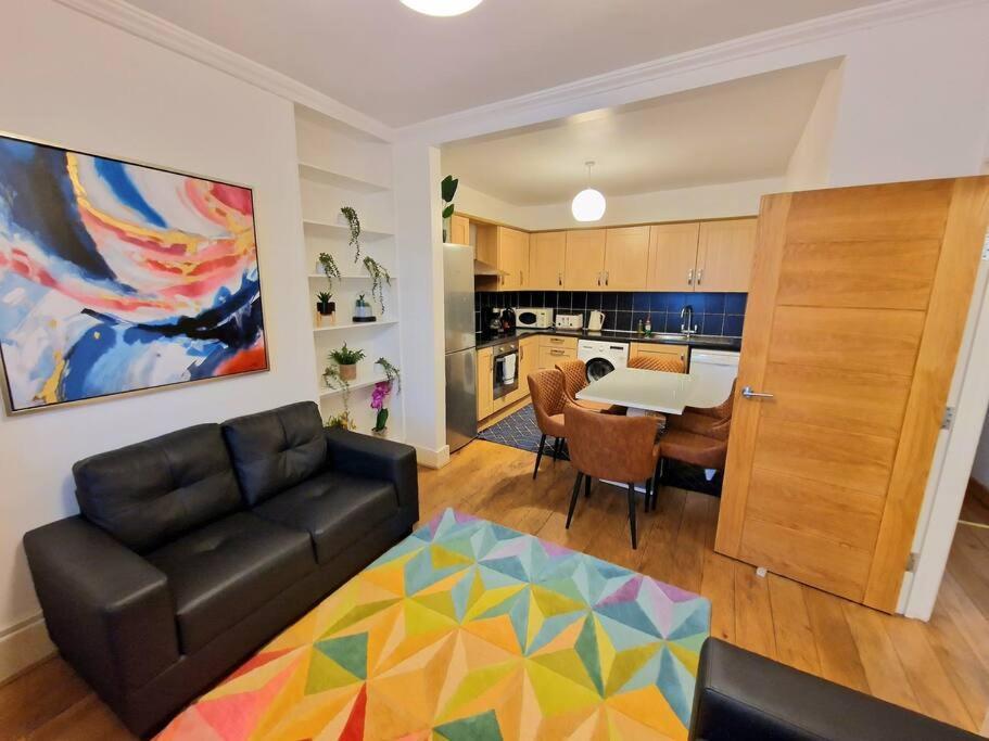 4 Bedroom, 3 Bathroom Private House In London, 3 Minutes Walk To Edgware Road Station Сasa de vacaciones
