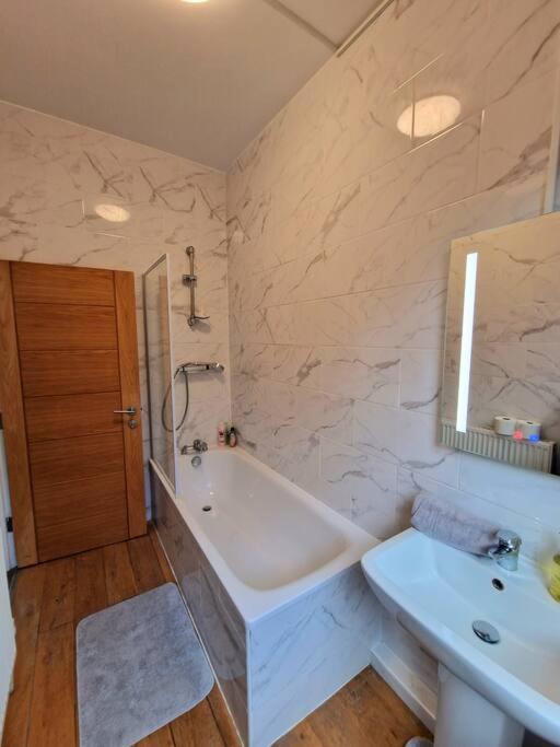 4 Bedroom, 3 Bathroom Private House In London, 3 Minutes Walk To Edgware Road Station Сasa de vacaciones *