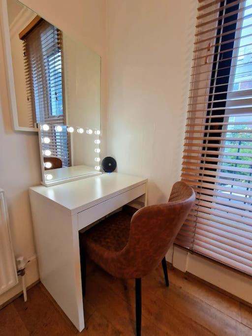 Сasa de vacaciones 4 Bedroom, 3 Bathroom Private House In London, 3 Minutes Walk To Edgware Road Station *