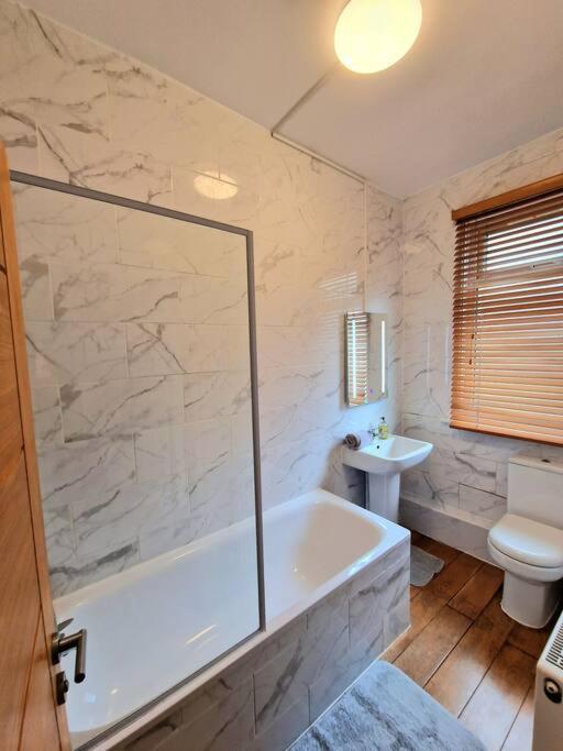 Сasa de vacaciones 4 Bedroom, 3 Bathroom Private House In London, 3 Minutes Walk To Edgware Road Station