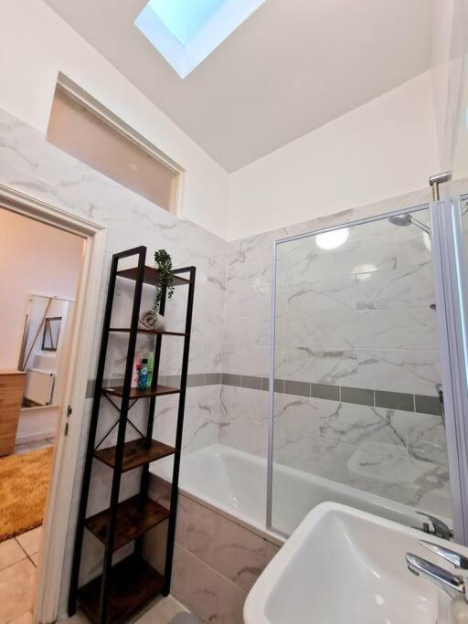 Сasa de vacaciones 4 Bedroom, 3 Bathroom Private House In London, 3 Minutes Walk To Edgware Road Station