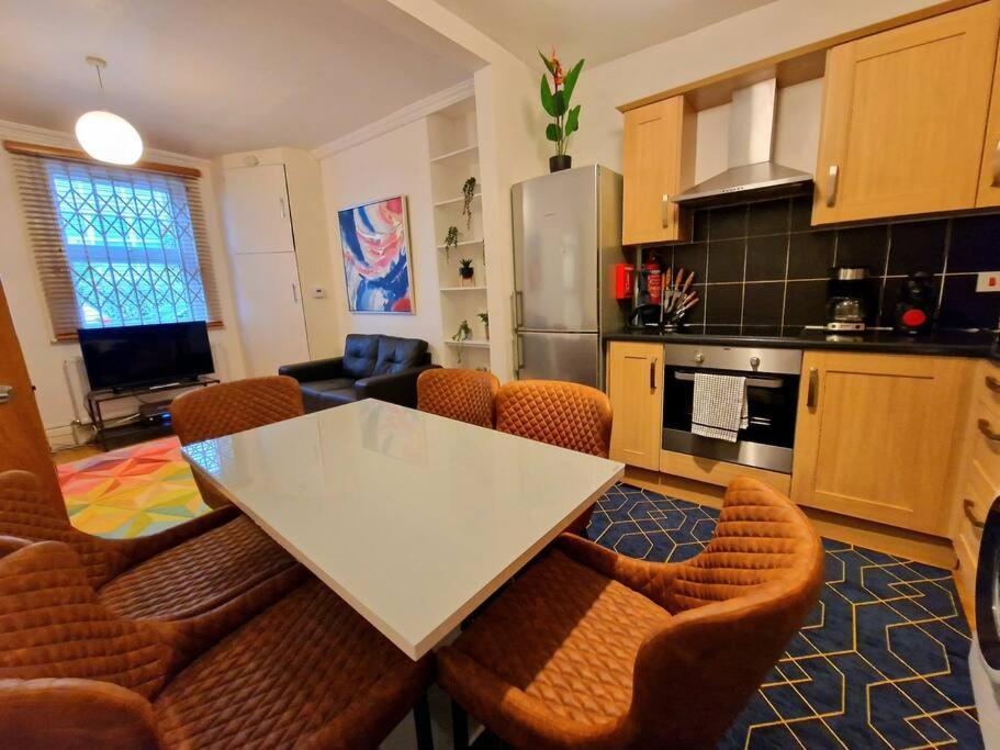 4 Bedroom, 3 Bathroom Private House In London, 3 Minutes Walk To Edgware Road Station Сasa de vacaciones Londres